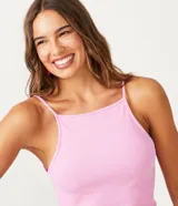 Vestido corto color naranja, de tejido acanalado, con escote cuadrado y tirantes finos.