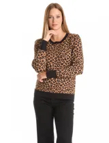 Buzo de mujer con estampado animal print de leopardo en tonos marrón y negro, cuello redondo y manga larga.