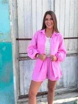 Conjunto de camisa manga globo y short forrado, color celeste.