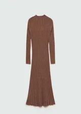 Vestido midi negro de tejido de punto fino acanalado, cuello Perkins y manga larga.