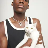 Collar de plata de ley con cadena doble de eslabones gruesos y dije de corazón grande con acabado orgánico y martillado.