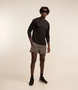 Bermuda deportiva masculina, modelo runner, color gris, con cintura elástica, cordón interno y recortes laterales.