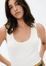 Musculosa ajustada color borgoña, con cuello redondo.