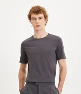 Remera slim de manga corta color salmón, de punto medio, sin estampado y cuello redondo.