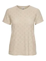 Camiseta color beige con tejido calado, de manga corta y cuello redondo.