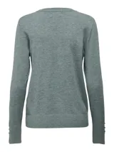 Sweater de punto color verde grisáceo, con cuello redondo y mangas largas terminadas en puños con botones dorados.