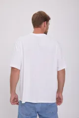 Camiseta blanca de manga corta con cuello redondo y estampado de un vaso de refresco andando en skate.