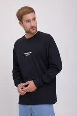 Camiseta negra de manga larga y cuello redondo con estampado frontal de la marca Originals Studio.