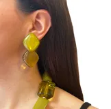 Aros colgantes con piezas geométricas de resina color verde oliva.