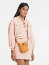 Bolso hobo Longchamp modelo Le Roseau Essential XS, color naranja, con cierre de broche metálico plateado.