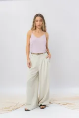 Pantalón negro de corte ancho y fluido, tiro medio con presillas para cinturón, bolsillos laterales funcionales y pinzas delanteras.