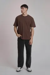 Remera color beige de corte recto y mangas cortas.