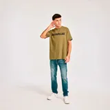 Remera gris con logo de Caterpillar impreso en el pecho y mangas cortas.