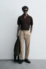 Pantalón color topo de corte recto, con cintura elástica ajustable con cordón, bolsillos laterales y bolsillos de vivo en la espalda.