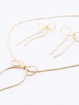 Collar dorado con dije de moña.