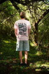 Remera manga corta color rosa con estampa en la espalda con dos ballenas y texto en negro.