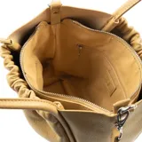 Cartera chica color amarillo, con doble asa corta y correa larga regulable. Diseño de símil cuero graneado con cierre superior y logo de XL Extra Large en el frente.