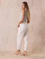 Pantalón de lino color blanco, marca Cable & Gauge, con pretina ancha elastizada, lazo de ajuste, bolsillos delanteros y ruedo con botamanga.