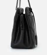Bolso de hombro mediano color blanco con diseño acolchado en forma de rombos. Tiene asa de cadena plateada, cierre de cremallera y bolsillo frontal con botón a presión.