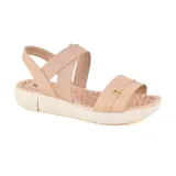 Sandalias bajas color beige con plataforma blanca y tiras cruzadas.