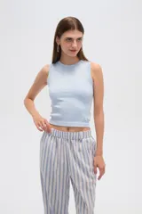 Top sin mangas color salmón, ajustado al cuerpo y con cuello a la base.