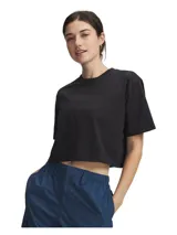 Remera corta (crop) de manga corta, color negro, con cuello redondo y un logo de Under Armour en estilo escrito en tono negro tonal.