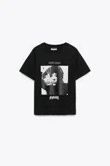 Remera negra de algodón con efecto lavado, cuello redondo y mangas cortas. Estampado frontal con imagen de Lady Gaga y texto "LVDY GAGA" y "MAYHEM".
