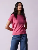 Buzo amarillo tejido en hilado fino, con cuello redondo y mangas cortas.