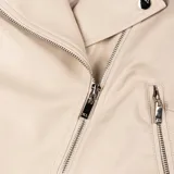 Campera color taupe de cuero sintético con cierre frontal, cuatro bolsillos externos con herrajes plateados y ajuste regular.
