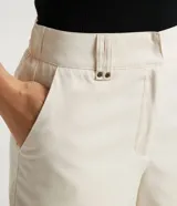 Short de sastrería color crudo, con cintura con doble trabillas y elástico en la espalda. El modelo está hecho de un material responsable y se ajusta muy bien, proporcionando comodidad y libertad de movimiento, perfecto para los días calurosos al aire libre.