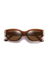 Lentes de sol negros con forma cat-eye, fabricados con materiales reciclados.