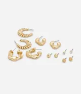 Kit de seis pares de aros pequeños. Incluye tres pares de aros tipo argolla con textura irregular y tres pares de aros redondos con diferentes diseños.
