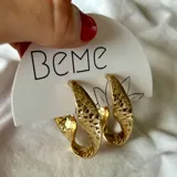 Aros dorados con forma de gota y textura irregular.
