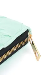 Billetera larga color lila con diseño acolchado y cierre perimetral con cremallera dorada.