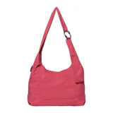 Bolso bandolera tipo hobo color rosa, con correa de hombro ajustable con aro metálico plateado.