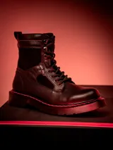 Bota de cuero negra con detalles en descarne y cordones. Tiene una altura de caña de 15 cm y punta redonda. Edición limitada de Star Wars.