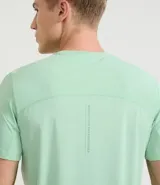 Remera deportiva masculina de manga corta y cuello redondo, color verde menta. Presenta un pequeño logo estampado en el pecho.