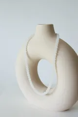 Collar corto de cuentas redondas de vidrio color naranja.