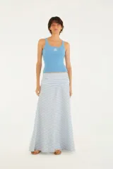 Top negro de punto acanalado con tirantes finos y logo estampado en el pecho.