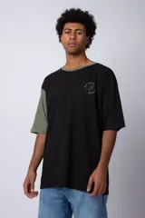 Remera color arena con manga corta negra, cuello redondo con ribete negro y estampado pequeño en el pecho con la frase "Don't worry be happy".