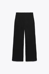 Pantalón negro de tiro alto con bolsillos delanteros, pinzas y corte ancho.