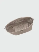 Bolso tipo hobo de cuero color negro, con asa de hombro ajustable y cierre superior con broche metálico.