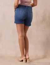 Short de jean azul elastizado, marca One Five One. Pretina con pasadores, botón y cierre. Delantera con bolsillos inclinados. Trasera con bolsillos simulados.