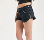 Short de jean negro con tachas plateadas y terminación desflecada.