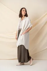 Camisa larga verde salvia de viscosa y tencel, con calce holgado y bolsillos laterales.