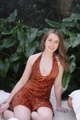 Vestido corto con lentejuelas color verde esmeralda, escote en V profundo y espalda descubierta.