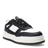 Championes urbanos color beige con detalles en blanco y negro, suela gruesa y cordones negros.