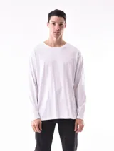 Remera blanca de manga larga con cuello redondo y corte regular.