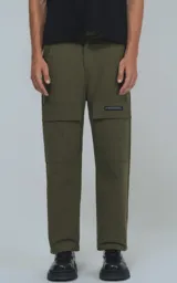 Pantalón cargo verde militar de corte recto y tiro alto, con bolsillos laterales con solapa y etiqueta con logo en la pierna.