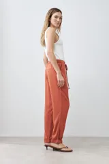 Pantalón de lyocell color ladrillo, con cintura elástica y cordón ajustable.